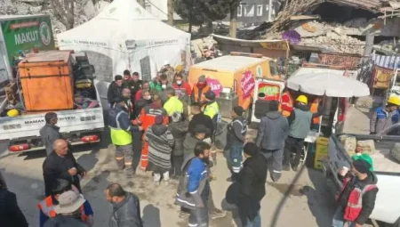 Ak Parti Gönüllüleri Deprem İçin Mücadele Veriyor