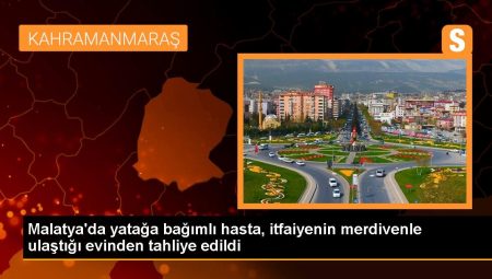 Malatya’da yatağa bağımlı hasta, itfaiyenin merdivenle ulaştığı konutundan tahliye edildi
