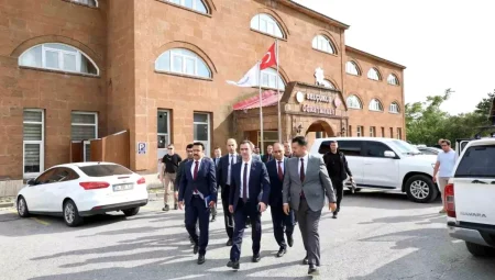 Bitlis Valisi Karakaya, Ahlat ilçesinde ziyaret ve incelemelerde bulundu